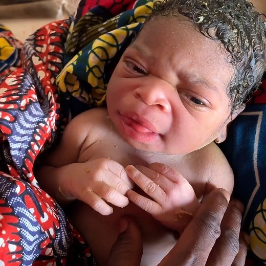 Les 1 000 premiers jours peuvent façonner l'avenir d'un enfant. C'est pourquoi une alimentation, une stimulation et des soins appropriés - ou encore manger, jouer, aimer - sont essentiels au développement du cerveau d'un bébé. #LesPremiersMomentsComptent | UNICEF France