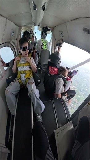 #极限运动 #高空跳伞 #跳伞女摄影