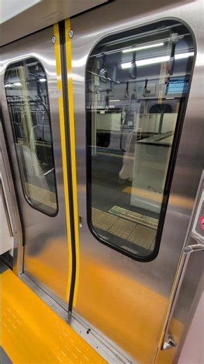 E131 series 800 (N4) semi-automatic door opening and closing (the rightmost door of car 3 as seen...