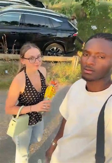 Mon mari dit que le poisson qu’on a vu se mange. Moi je dis que ce genre de créature doit être laissé tranquille dans son habitat naturel. 😭 Qui a raison ? @Le M.Dominant🧠 #storytime #vlog #couple #plage #225🇨🇮