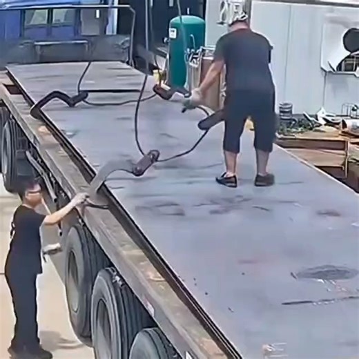 Saquib Hayat on Instagram: "𝘼𝙡𝙬𝙖𝙮𝙨 𝙘𝙝𝙚𝙘𝙠 𝙩𝙝𝙚 𝙎𝙖𝙛𝙚 𝙒𝙤𝙧𝙠𝙞𝙣𝙜 𝙇𝙤𝙖𝙙 (𝙎𝙒𝙇) 𝙤𝙛 𝙖 𝙘𝙧𝙖𝙣𝙚 𝙗𝙚𝙛𝙤𝙧𝙚 𝙪𝙨𝙚. ✅ The SWL (sometimes called Rated Capacity) is the maximum load the crane can safely lift under specific conditions. Failing to check it can cause: Overloading → structural failure, tipping, or collapse. Damage to the crane and lifting gear. Serious injury or fatal accidents. 🔎 Best practice before lifting: Read the load chart / SWL plate on the crane. Acc