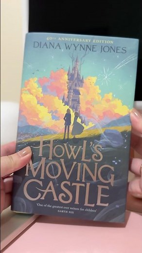 What a pretty edition! Howl’s Moving Castle 💛