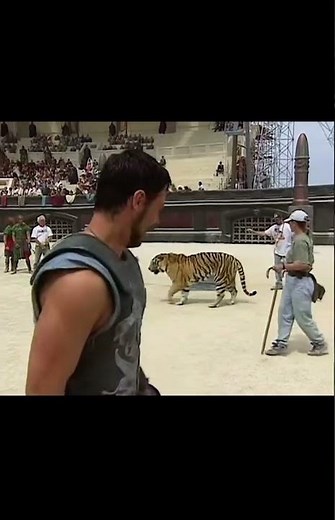 Russell Crowe Pretends To Be Baloo From Jungle Book In HILARIOUS Gladiator OUTTAKES!