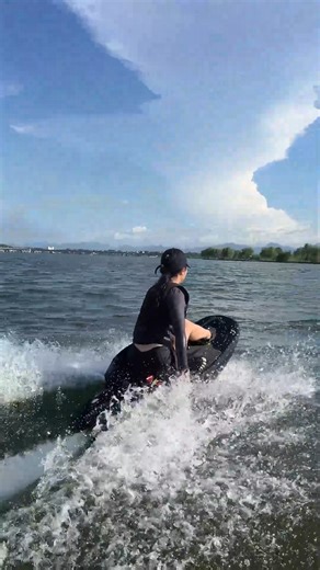 Jay on Instagram: "RUSH WAVE ,Surfing is fun #rushwave #Surfing #surfboard #electricsurfboard"