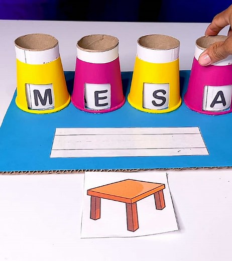 El juego que me ayuda aprender a leer más rápido ✨ ¿Estás buscando una forma divertida y efectiva de aprender a leer más rápido?, Nos busques más, este juego innovador ha sido diseñado para dinamizar la estrategia de aprendizaje. Comenta “Leer” ⬇️ para adquirir la plantilla y crear este recurso.🚀🪐 ¡Guárdalo y compártelo con otras mamás creativas! 💖✨ 📦 Materiales: ✔️ Plantilla imprimible ✔️ 4 Vasos de Cartón ✔️ Cartón ✔️4 Tubos de papel higiénico 🛠️ Sigue el paso a paso del video y si deseas