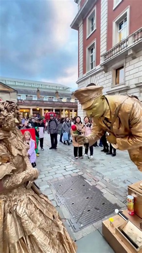 How Ladies should be treated.#livingstatue #floating #art