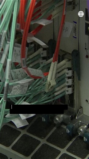 La caída de la nube de Amazon provoca fallos en cientos de webs Amazon Web Services (AWS), la mayor red de servidores en la nube del mundo, ha registrado problemas durante varias horas, provocando todo tipo de incidencias y cortes en redes sociales, plataformas de juego online, sistemas informáticos, páginas webs y aplicaciones. Entre las entidades afectadas, se encuentra Redsys, principal compañía que gestiona el sistema de procesamiento de pagos en España, que confirmó una caída "temporal y pa