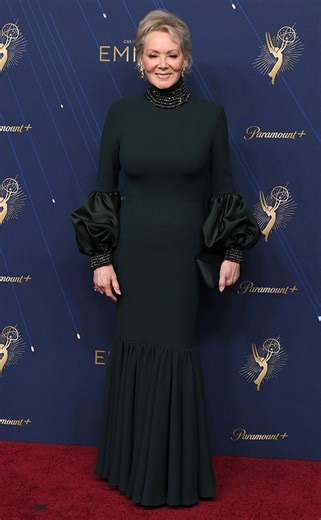 Jean Smart Pokes Fun at Her Broken Knee After Her Emmys 2025 Win