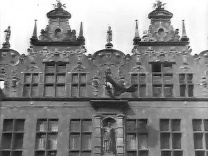 18K views · 170 reactions | Film z 1939 wytwórni Tobis z Gdańska. Wytwórnia ta posiadała również kino na ulicy Długiej w miejscu późniejszego kina Lenigrad (Neptun). Film trwa 13 minut (warto zobaczyć cały). Jest tam Sopot, Oliwa, Gdańsk i okolice. Warto zwrócić uwagę na biały turystyczny autobus (ze zdejmowanym dachem) marki Mercedes-Benz model O -2600 (jest przepiękny). W Gdańsku były 2 lub 3 takie autobusy. www.gdanskstrefa.com | Gdańsk Strefa Prestiżu | Facebook