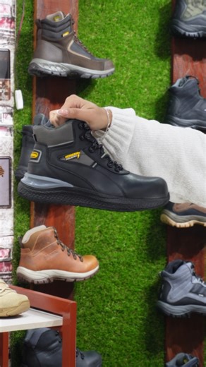 Te presentamos la nuevas botas de seguridad MASTER Están diseñadas para protegerte sin cansarte. Con suela en caucho EVA y puntera reforzada, son la elección perfecta para quienes exigen lo mejor en seguridad laboral Paga a crédito con SU PAY Tenemos 3 opciones de compra 👇 🛒 Página web: herreros.com.co 📲 Asesoría: 311 2007468 📍Tienda física: Calle 17 Sur No. 24b-36, B. Restrepo | Herreros