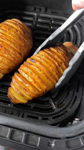 “We just made it. So easy. Maybe 10 minutes prep. Love that smoked paprika taste.” 🥔 COMMENT RECIPE 👇 https://www.liveeatlearn.com/air-fryer-hasselback-potatoes/ | Live Eat Learn