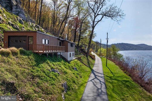 6710 River Dr, York, PA 17406 - MLS PAYK2101452 - Coldwell Banker