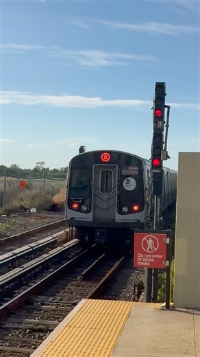 R179 (A) Train 3318-3322 + 3039-3035 Leaving Broad Channel