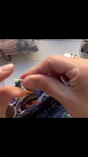 Como enhebrar una agujas para bordar una cartera hecha con mini descartes de tela #upcycling #diy