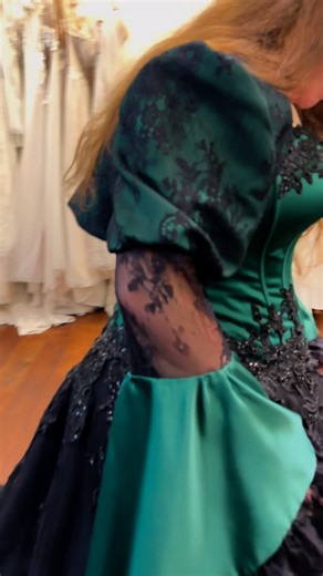 ✨ Viktorianische Eleganz trifft auf dunkle Romantik ✨ Ein außergewöhnliches Brautkleid für alle, die das Besondere suchen: 💚 Eine aufwendig gearbeitete grüne Corsage, die die Taille perfekt betont 🖤 Ein fließender schwarzer Tüllrock, verziert mit kunstvollen, länglichen Spitzendetails 🦇 Ein raffinierter Bolero mit Fledermausärmeln, der das viktorianische Flair verstärkt 🎩 Ein passendes Hütchen als verspieltes Accessoire 👑 Und natürlich – eine majestätische Schleppe, die für den großen Auftr