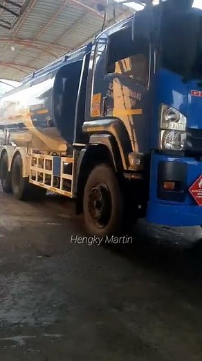 Mobil Truk Tangki BBM Warna Biru Isi Solar ke Kapal Nelayan | Fuel Tank Car #shorts #truktangki