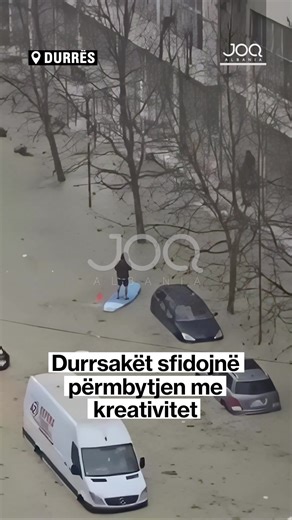 Këto pamje nuk i përkasin përmbytjeve, por një shfaqje të dhënë në Durrës. Ironike, por kur bashkia Durrës me në krye Emirjana Sakon dhe Shoqërisë Rajonale Ujësjellës – Kanalizime Durrës me në krye Olsen Kavalli nuk kanë bërë asgjë për kanalizimet, qytetarëve u mbetet të kthejnë fatkeqësinë në një shfaqje sa për të qeshur, aq dhe për të qarë. Me një pikë shi, sot durrsakët u zgjuan të pushtuar nga uji, teksa vendosën që të mos presin tharjen e asfaltit pasi të pushojë shiu se bashkia është në gj