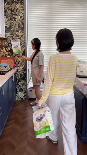 These 9x super-absorbent ktichen hanging paper , with extra-large size and dense texture.#厨房好物 #厨房用品 #hearttex #kitchentissue #kitchenpaper @Hearttex Care @hearttex03 @hearttexcare77 @HearttexCareSG