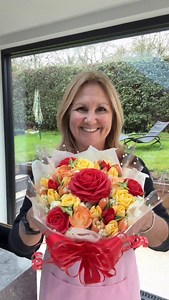 “What is that?” The best reaction 😍 A hand-piped 7 cupcake bouquet that looks like flowers but tastes even better 🌼🧁 Perfect for birthdays, thank-yous, or just because. Comment PRICE LIST and I’ll send it to you 😘 | Blooming Amazing Cakes