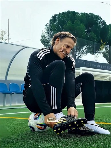 Forlán's Rocket Shot Is Still Alive! 🚀⚽