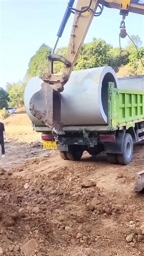 Unloading large concrete pipes
