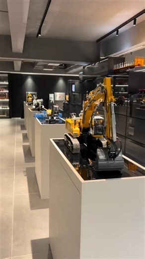 Unbelievable! The Lesu model showroom is a total dream come true ✨Classic models everywhere, each one is a must-have—can’t take my eyes off them!Which Lesu model is your all-time favorite? 🤔Fight it out in the comments!🤣🤣#lesu #tractor #scalemodel #rchobby #model #RCAddicts #rc #toucan #excavator #machine #rcmodel #hydraulic | Toucanhobby