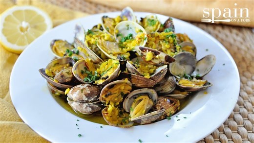 How to make Spanish-style steamed clams | Easy garlic seafood recipe