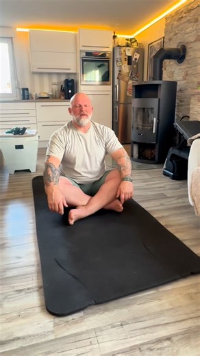 Lutz Schweigel / Papa Joe on Instagram: "Keine ki alles echt 1,75 m, 120 Kilo – auf der Yogamatte sehe ich eher aus wie ein kleiner Buddha als wie ein Insta-Yogi 🧘‍♂️😅 Manche Positionen sind mehr Verhandlung als Bewegung, aber ganz ehrlich: Yoga hilft mir richtig gut gegen meine Rückenschmerzen. Sogar besser als Schmerztabletten. Gerade Männer in meinem Alter kann ich nur ermutigen: Vergesst Klischees. Yoga ist keine Show, sondern eine echte Alternative für den Rücken. Der Anfang ist schwer, k