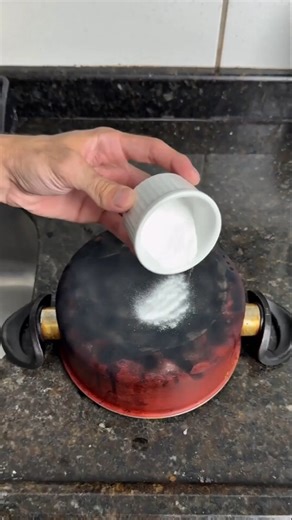 ▾Discover the secret to removing burnt food from your pan and leaving it sparkling clean