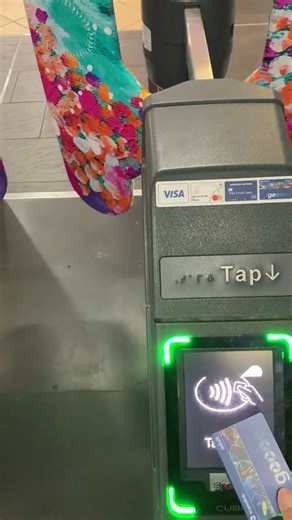 Passing Ticket Barrier (Cubic Validator 2.0, Queensland Rail), #Australia (Go Card) #shorts