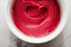 How to Make Natural Colored Frosting in Red & Green