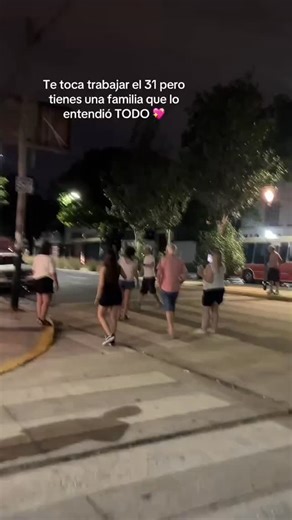 Le tocó trabajar en Año Nuevo y su familia lo espero para saludarlo. Hermosa demostración de amor ❤️ | Cadena del Interior