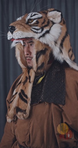 【历史重演·造型】大唐·幽州边军·弩手China's Tang Dynasty（(618–907)）Crossbowman【设定简介】本次造型的设定，是大唐幽州边军的一名弩手。他平日里主要承担边境巡逻、城防驻守等任务，战时也会随军出征。头盔参考了初唐至盛唐时期，镇墓武士与天王俑经典的虎头盔样式；身着直身札甲，为了更灵活的操控兵器而不佩戴披膊，外搭一件翻领罩袍，起到防风保暖作用。蹀躞带上挂有火镰，燧石包，刀子，解绳器等生活用具。远程方面，以六撑弩为主要投射兵器，搭配胡禄箭囊；近战则配备破甲专用的鹤嘴锤、横刀与盾牌等兵器。#armor