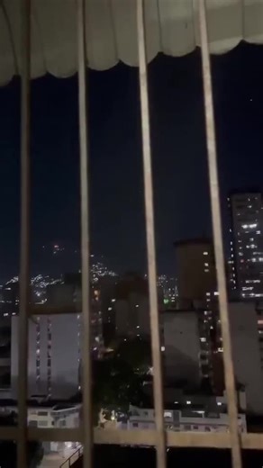 🚨 BREAKING: Heavy gunfire erupting across Caracas, Venezuela RIGHT NOW! Reports of intense shooting, tracers in the sky, and anti-aircraft fire near Miraflores Palace & military sites. #fyp #venezuela #shooting #viral