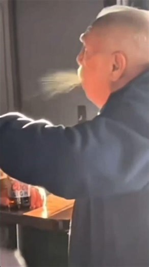 Old guy spitting while he's talking 🌧☔️#spitting #humor #comedia #oldman #chistoso