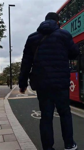 Very Rare 65 departing kew bridge station bound for ealing Broadway #bus