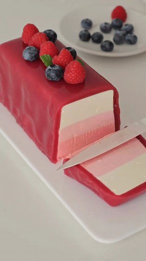 Remy's baking on Instagram: "Raspberry cheesecake 树莓芝士蛋糕 Ingredients: ●Raspberry jam: 250g raspberries, 30g blueberries, 60g granulated sugar, 10g lemon juice, ●Three-color raspberry cheese mousse: 240g cream cheese, 30g granulated sugar, 200g whipped cream, 60g milk, 10g gelatin. Use the prepared raspberry jam to mix three gradient colors, freeze each layer for 10 minutes before adding the next layer, and then refrigerate the whole for 4 hours. ●Raspberry jam glaze: 12g pectin, 55g granulated s