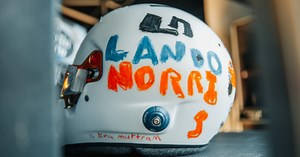 Menina de 6 anos ganha concurso e desenha capacete de Norris para GP da Inglaterra