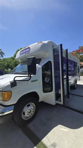 🚐✨ SE VENDE MOBILE SPA – Oportunidad única en Miami ✨🚐 ¿Eres profesional de la estética y sueñas con tener tu propio negocio sin comenzar desde cero? ¡Esta es TU oportunidad! Beauty & Natural Spa pone a la venta su Mobile Spa totalmente equipado y funcionando. Un negocio con MÁS DE 5 AÑOS establecido, con presencia digital y clientela activa. ✔️ ¿Qué incluye el Mobile Spa? Maquinaria estética Televisor Aire acondicionado Nevera Generador propio (puedes trabajar sin depender del lugar) Mobiliar