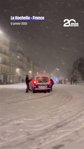 À la Rochelle, des policiers pris en flagrant délit de bataille de boules de neige avec des passants
