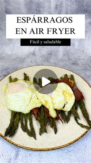 Gozoyas 🥑 Recetas saludables on Instagram: "ESPÁRRAGOS ASADOS CON JAMÓN EN AIR FRYER Una de mis cenas favoritas cuando no me quiero complicar. Es fácil, rápida, saciante y riquísima, lo tiene todo. Ingredientes 👇🏼 -Espárragos verdes. -Jamón serrano. -Huevos. Elaboración 👇🏼 -Lava los espárragos y corta la parte de abajo con las manos, vas a notar que se rompen solos por la parte que está demasiado dura para comer. -Enrolla espárragos de dos en dos o de tres en tres con el jamón serrano. -Llé