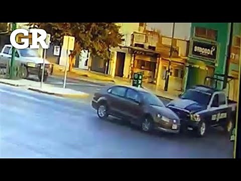 Fatal collision between patrol car and car captured on camera | Monterrey