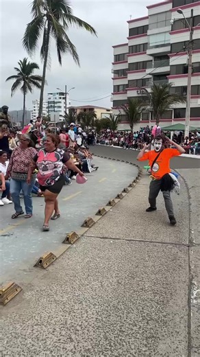 El mimo desfilando — video viral México Brasil EEUU
