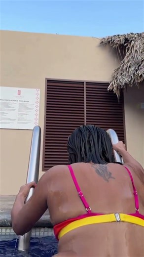 #swimming #bikini #hottrend #swimmingpool #poolparty #dailyvlog #fitnessmodel #bigbody #gymgirl