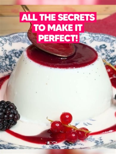 SUPER EASY 3-INGREDIENT DESSERT! 🍮😍✨ Have you ever tried PANNA COTTA? 🇮🇹 It’s a classic Italian dessert that’s incredibly simple and delicious! With Melissa’s tips, it’s so easy to make and turns out perfectly creamy every time 👇🤤 🍮INGREDIENTS for 5 molds 600g fresh cream 95g sugar 10g gelatin sheets 1/2 vanilla bean For the coulis: 250g mixed berries 75g sugar 60g water Lemon juice, as needed 🍮METHOD 1. Soak the gelatin sheets in cold water for about 10 minutes. 2. Pour the cream into a