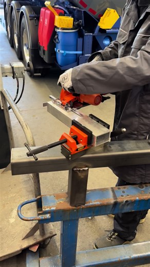 Cherchez l'erreur ! 🔎 L'avez-vous remarqué ? Pour les matériaux sensibles, nous proposons des mors de protection spéciaux en aluminium pour notre étau FEIN VersaMAG afin d'éviter les retouches fastidieuses. Quand on usine une pièce en aluminium, une simple marque de mors peut ruiner des heures de travail — rayures, déformations, ou pire : des retouches interminables derrière. C’est pour ça qu’on utilise des mors de protection. Un petit accessoire, mais un vrai game changer pour préserver les su