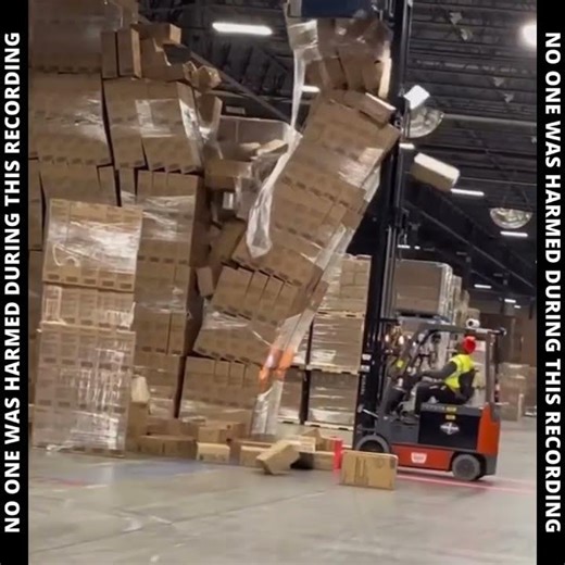 Daily Safety Fails🤯This is WHY You Don’t Overstack Poorly Wrap Loads🤯 #safetyfails #fails #fail