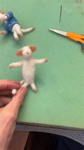 Maryland Sheep & Wool Festival on Instagram: "Creating a needle felted mouse teaches many techniques. Perhaps the biggest is using a wire armature so that you can position your little mouse however you would like. You’ll also learn a wonderful technique to create dainty little paws which can be used in so many other projects. We’ll dress up our little mice to keep them warm for winter using surface designs in a variety of colors. More About Kristen! @walshfinefelt has been exploring fiber for ma