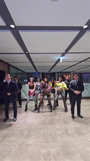 — Mr. lee dancing to J-hope & Le Sserafim's 'Spaghetti', look at him at the back! 😁 | 𝑨𝒈𝒖𝒔𝒕 𝑫 𝑬𝒏𝒕𝒉𝒖𝒔𝒊𝒂𝒔𝒕