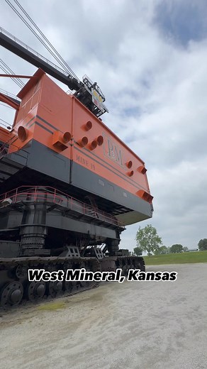 It’s HUGE! Look at the world’s largest surviving electric shovel! 😮 “Big Brutus” is 16 stories tall and weighs 11 million pounds. It was used for mining in southeast Kansas. #kansas | Bill On The Road